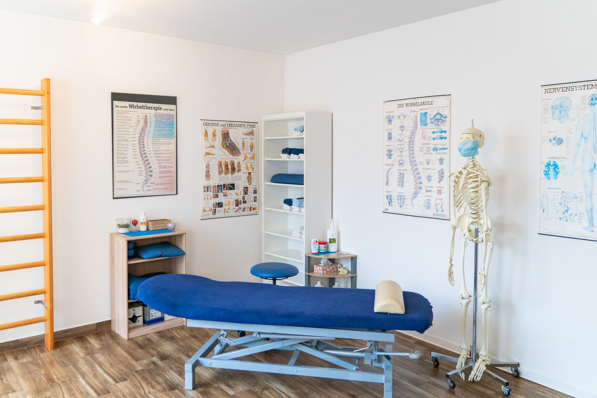 Behandlungsraum der Praxis mit Therapieliege und Ausstattung